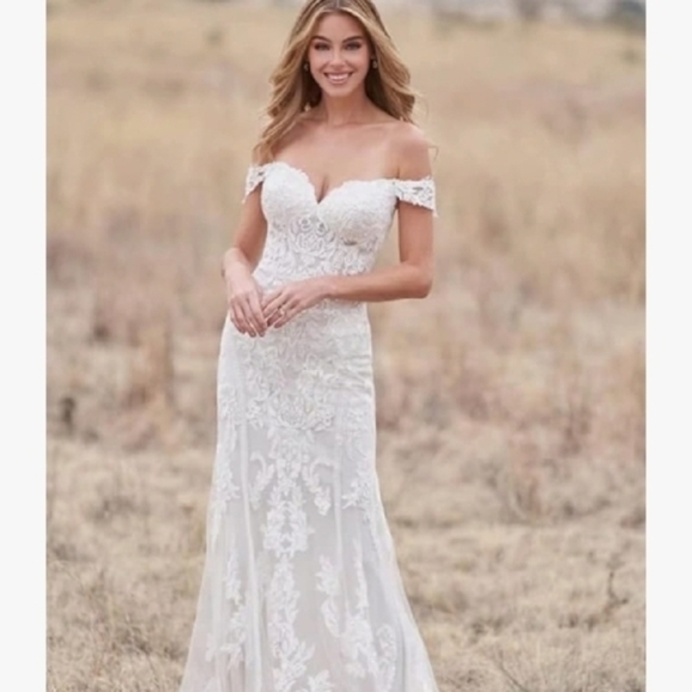 Elegant Off-Shoulder Lace Wedding Dress